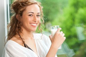 Frau mit einem Glas mit Milch