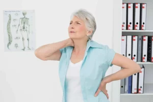 Frau mit Osteoporose
