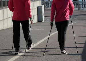 Zwei Menschen beim nordic walking